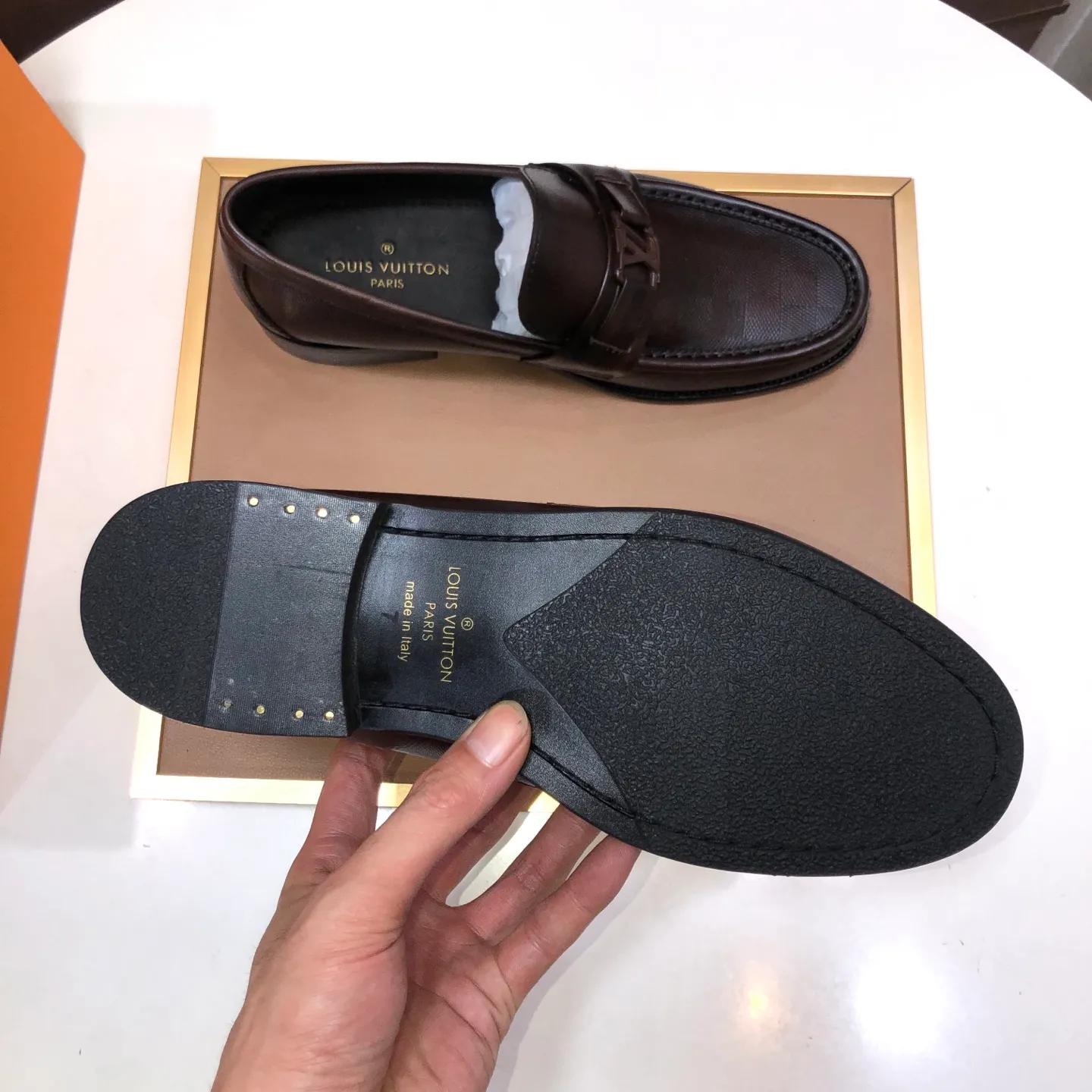 Men's men's shoes💰540💰[LV] (original single cowhide lining)🍀LV's latest genuine leather business suit shoes are available on the official website at the same time. The first-layer cowhide imported from Italy is made of heavy gold, and the official website has a 1:1 rubber outsole. Versatile to wear, high-end without losing class, and the color combination is extraordinary. This four-season style is alluring when worn on your feet, showing off your big-name flair. Standard code 38-45 (45 customized)